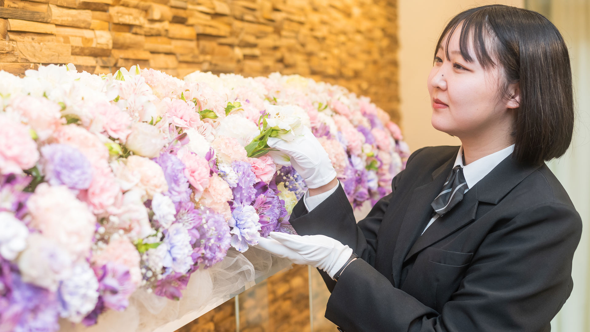 生花祭壇を準備する葬儀スタッフ